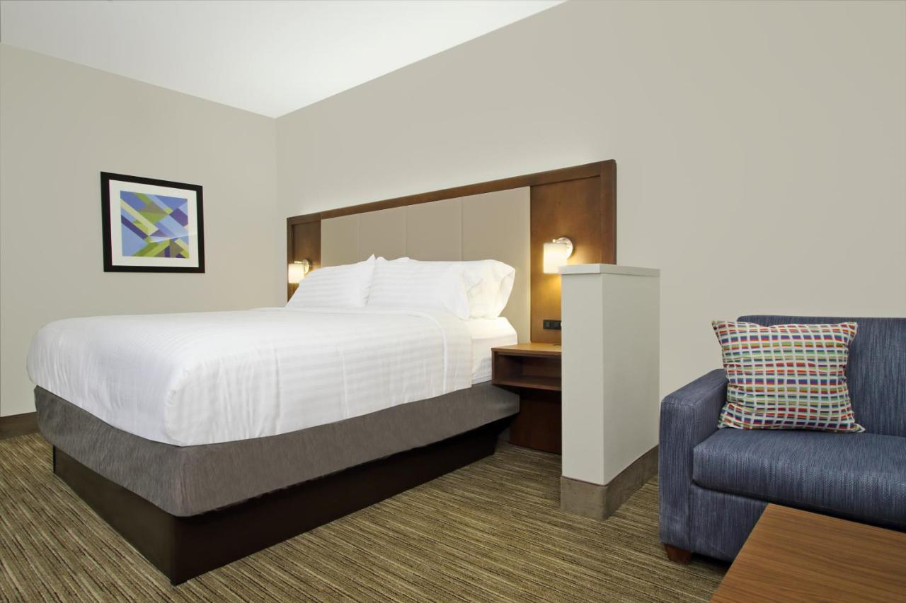 Holiday Inn Express & Suites Columbus North By Ihg Exterior photo