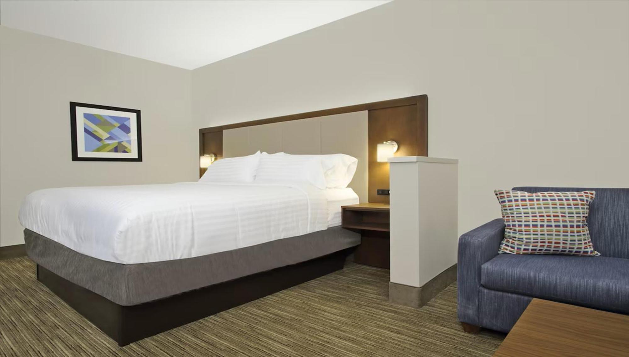 Holiday Inn Express & Suites Columbus North By Ihg Exterior photo